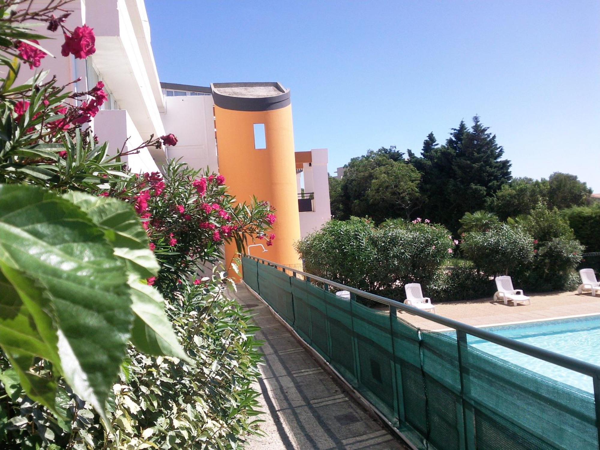 Hotel Residence Les Aiguades Port-de-Bouc Bagian luar foto