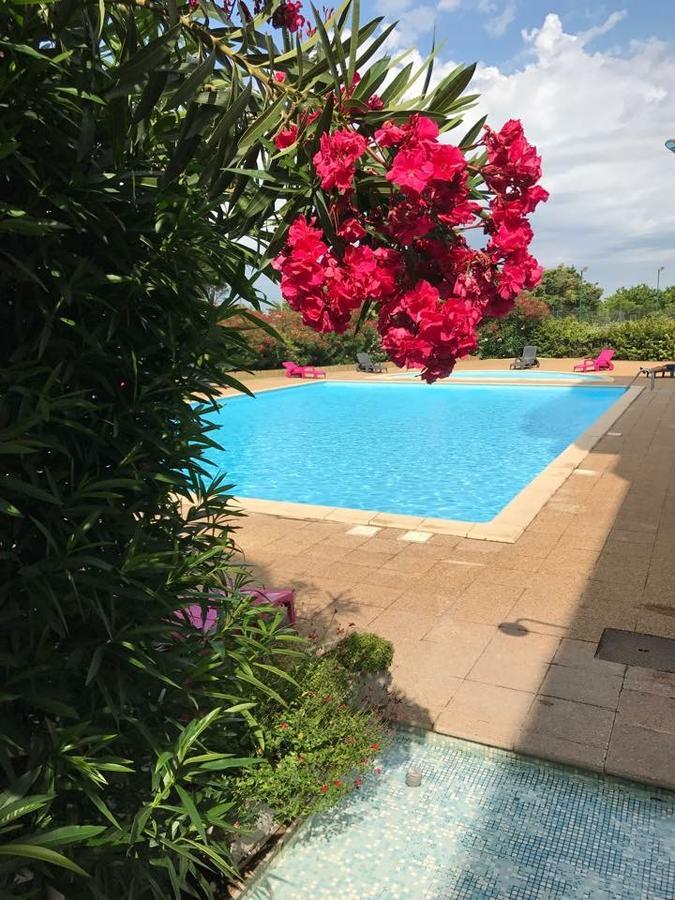 Hotel Residence Les Aiguades Port-de-Bouc Bagian luar foto